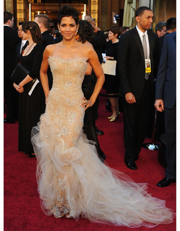 halle berry 2011 academy awards dress. Halle Berry was glamorous and